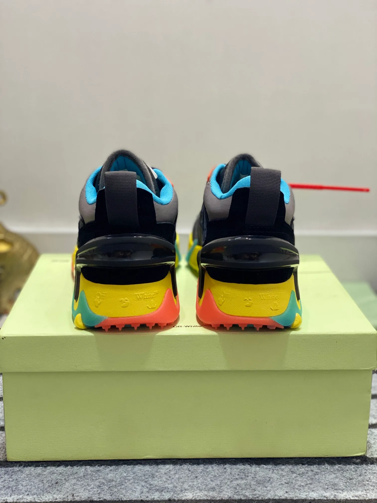 Men's shoes 💰640🌼【New】High-end boutique-OFF-WHITE x Air Jordan】1 The joint shoe design has been highly concerned by everyone. The new shoes are shown in the popular Chicago bull white and yellow LOGO color scheme. The shoe body is made of cowhide stitching and other materials. In addition to the X hidden on the inside of the leather, the oversized Swoosh, OFF-WHITE for Nike, and Air Jordan 1Birth information and the word AIR are displayed on both sides of the shoe, and OFF-WHITE's iconic details can be seen on the TPU sole and insole. You can choose a pair if you like the style. Size: 38-45 (45 customized